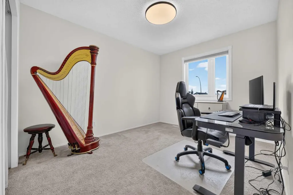 138 Tuscarora Way NW Calgary AB T3L 2H1