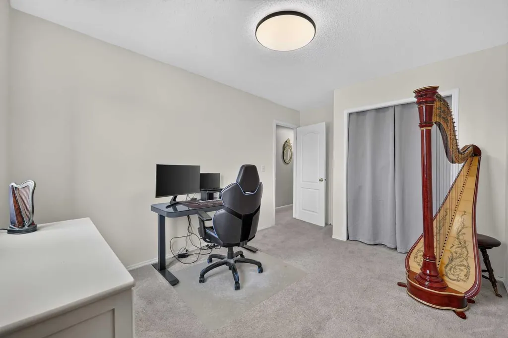 138 Tuscarora Way NW Calgary AB T3L 2H1