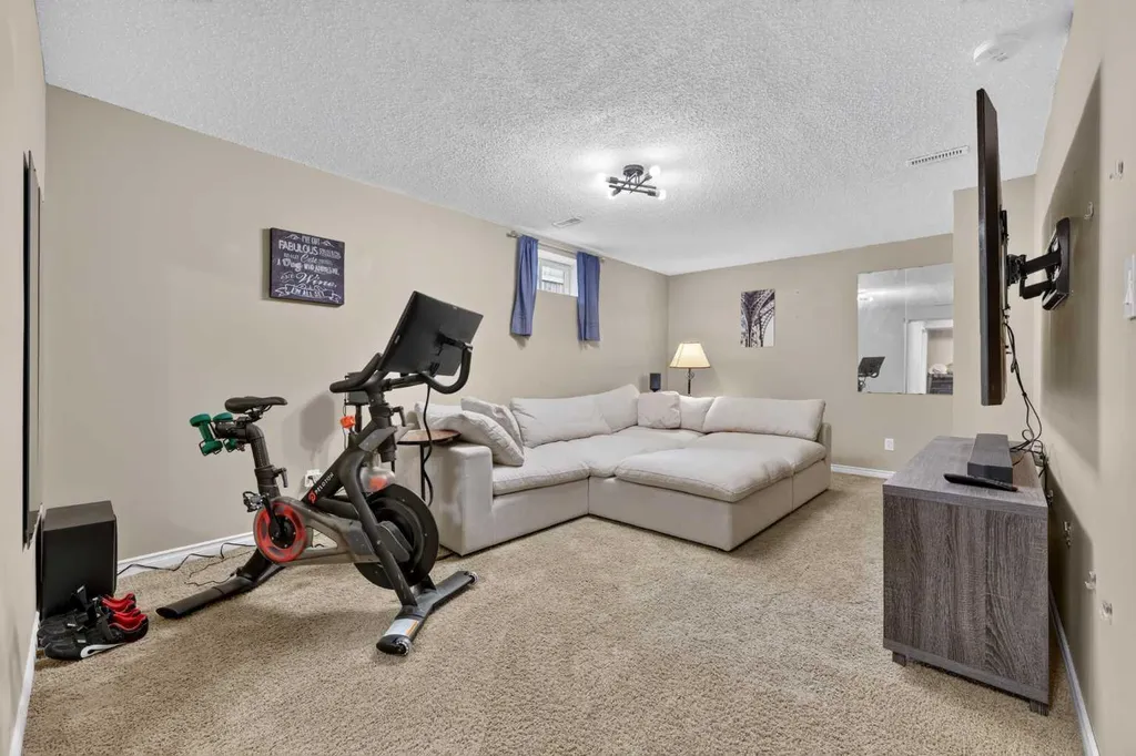 138 Tuscarora Way NW Calgary AB T3L 2H1