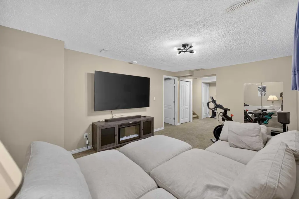 138 Tuscarora Way NW Calgary AB T3L 2H1