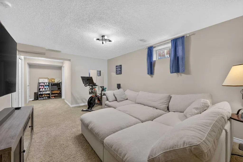 138 Tuscarora Way NW Calgary AB T3L 2H1