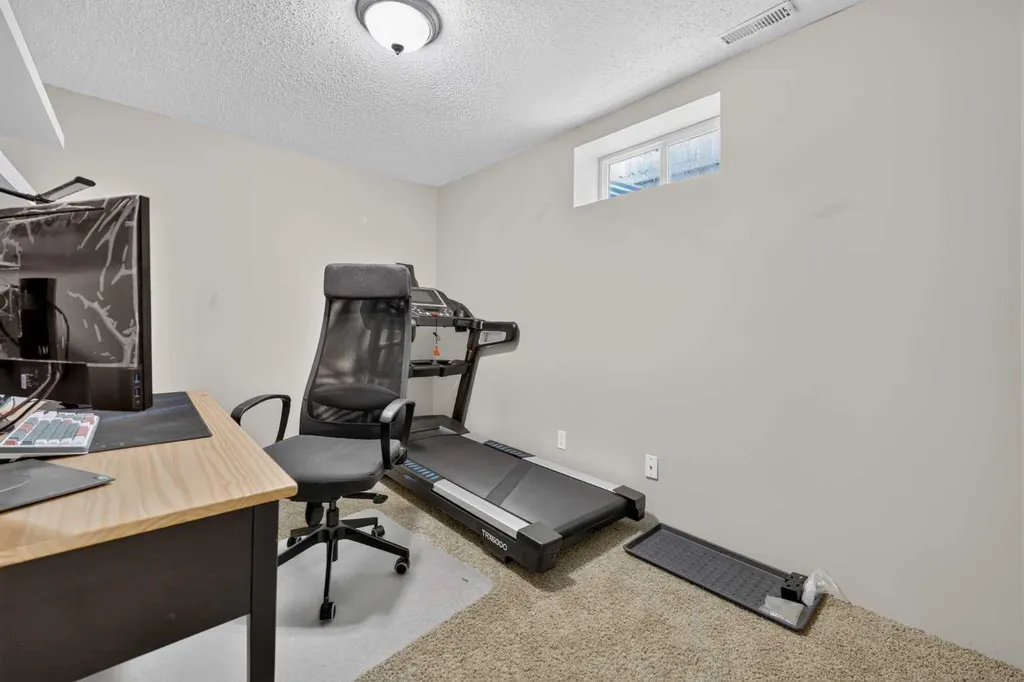 138 Tuscarora Way NW Calgary AB T3L 2H1
