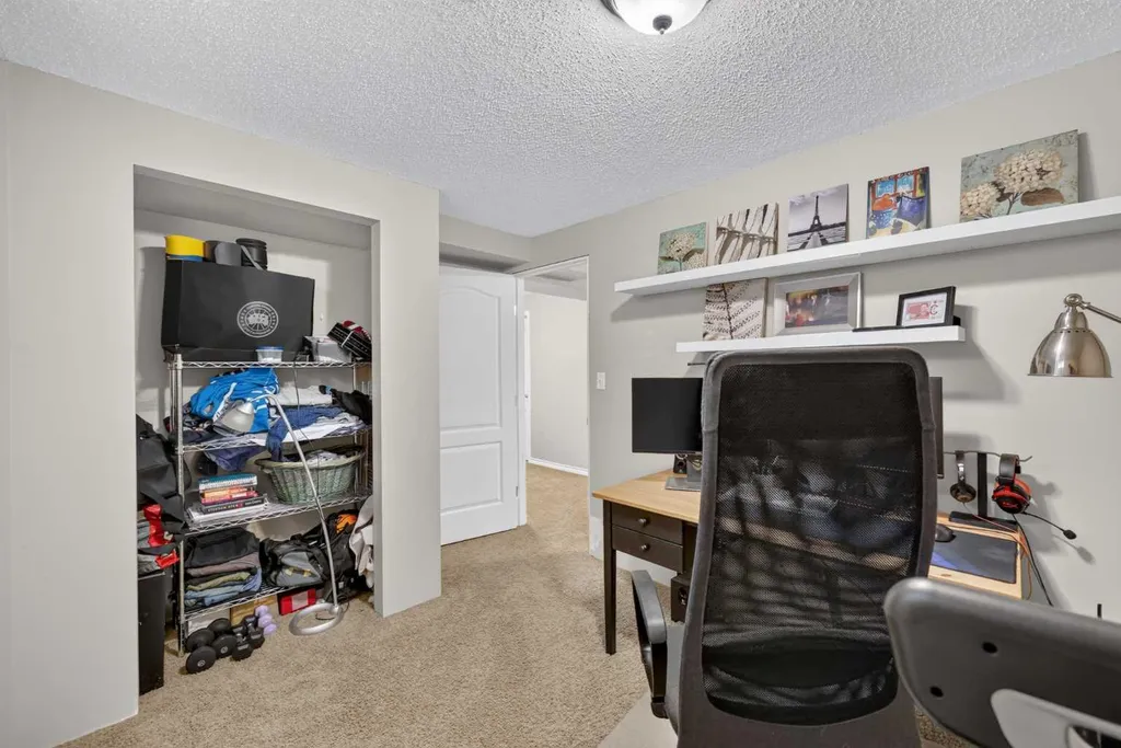 138 Tuscarora Way NW Calgary AB T3L 2H1