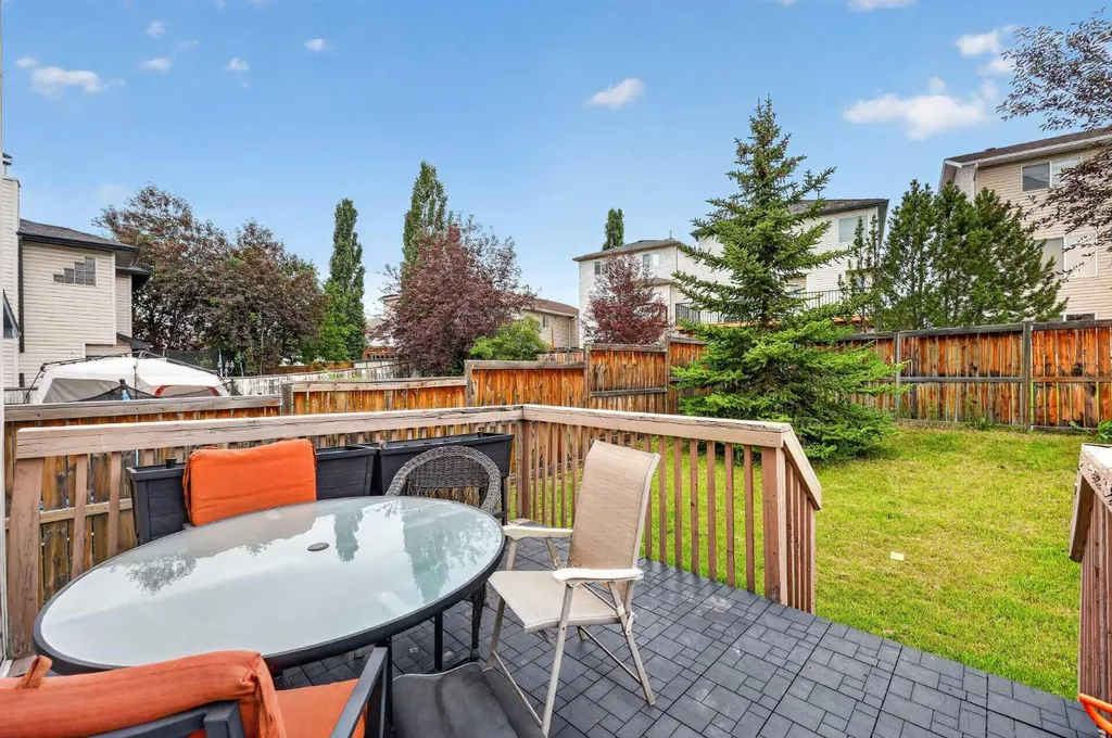 138 Tuscarora Way NW Calgary AB T3L 2H1