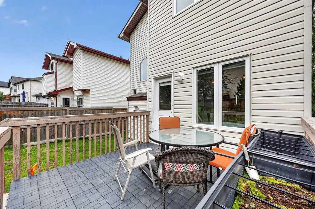 138 Tuscarora Way NW Calgary AB T3L 2H1