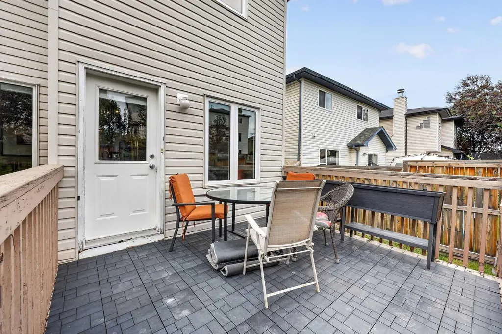 138 Tuscarora Way NW Calgary AB T3L 2H1