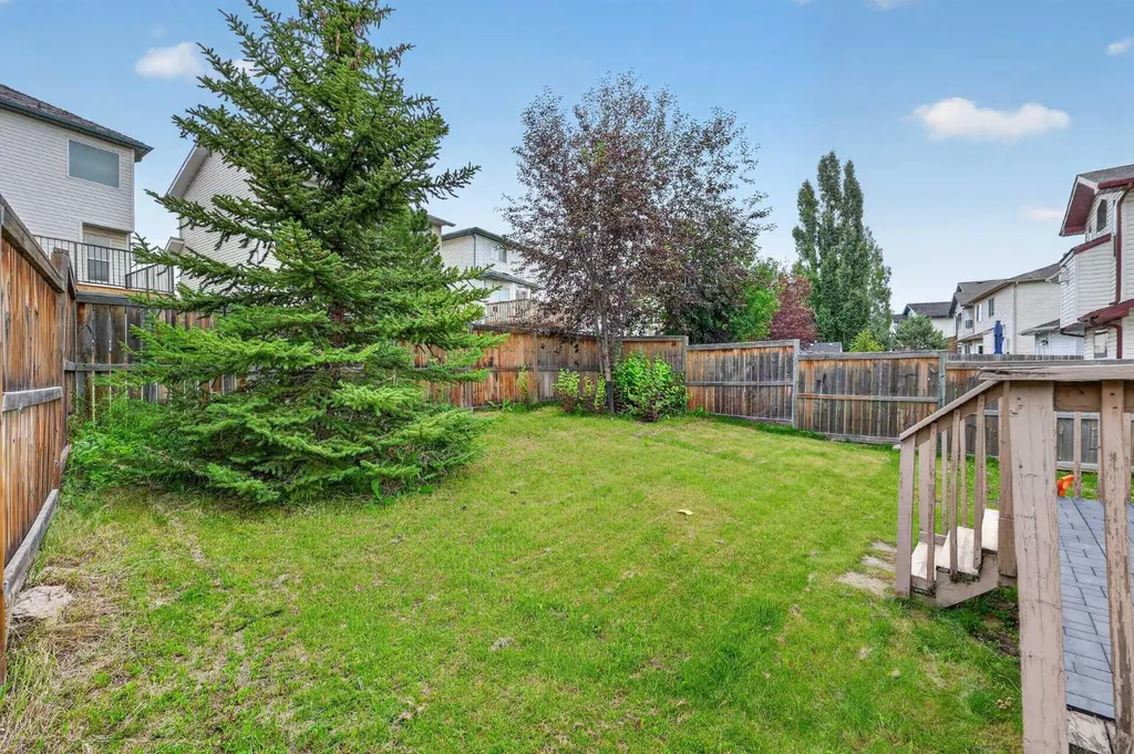 138 Tuscarora Way NW Calgary AB T3L 2H1