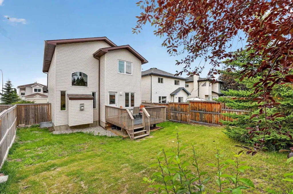 138 Tuscarora Way NW Calgary AB T3L 2H1