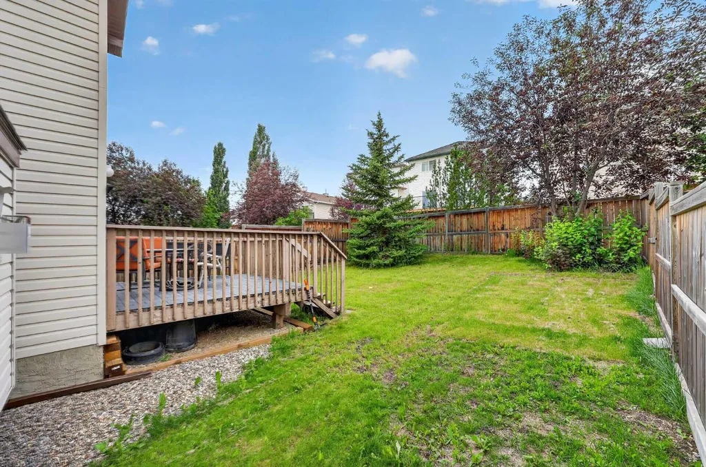 138 Tuscarora Way NW Calgary AB T3L 2H1