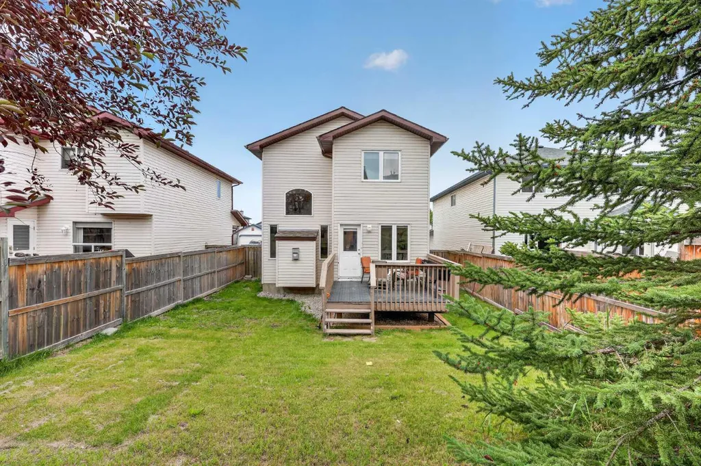 138 Tuscarora Way NW Calgary AB T3L 2H1