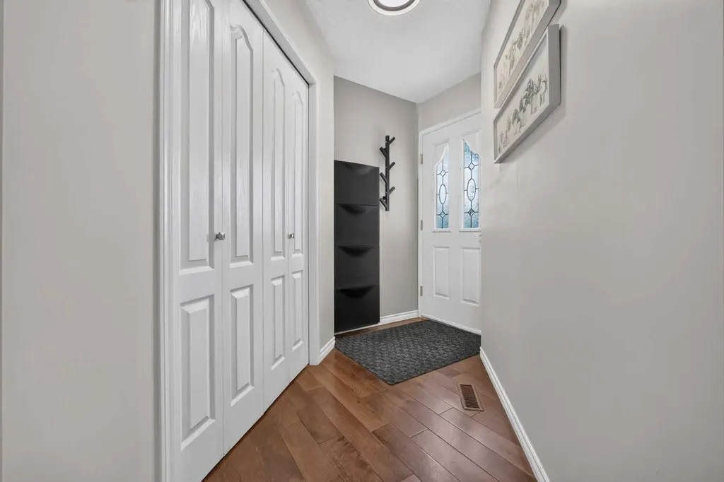 138 Tuscarora Way NW Calgary AB T3L 2H1