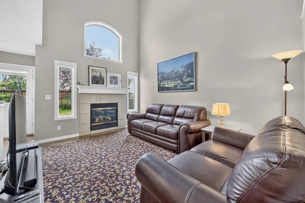 138 Tuscarora Way NW Calgary AB T3L 2H1