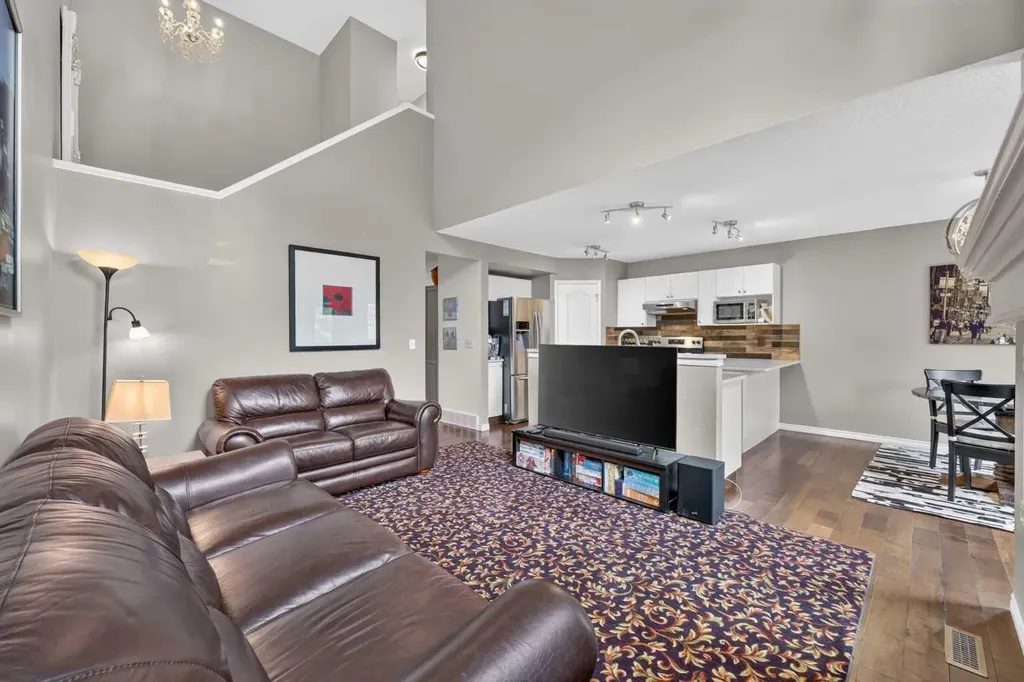138 Tuscarora Way NW Calgary AB T3L 2H1