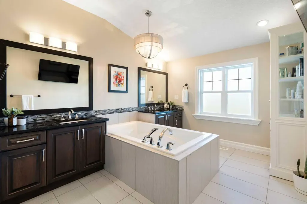 1085 Coopers Drive SW Airdrie AB T4B 0Z8