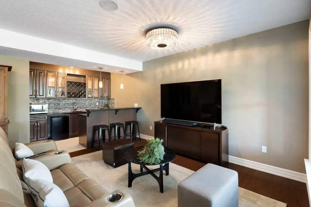 1085 Coopers Drive SW Airdrie AB T4B 0Z8