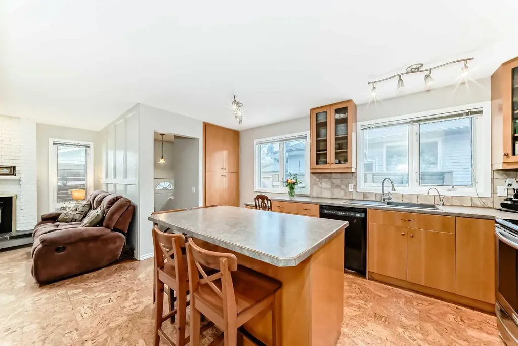 308 Cannington Place SW Calgary AB T2W 1Z9