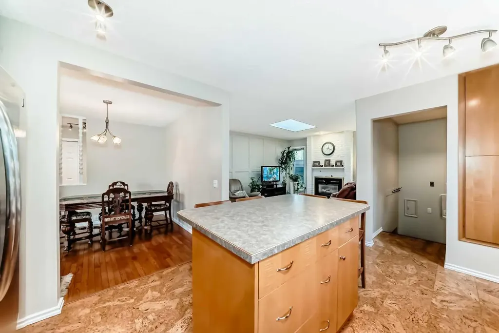 308 Cannington Place SW Calgary AB T2W 1Z9