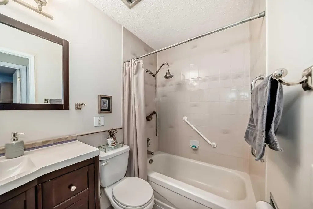 308 Cannington Place SW Calgary AB T2W 1Z9