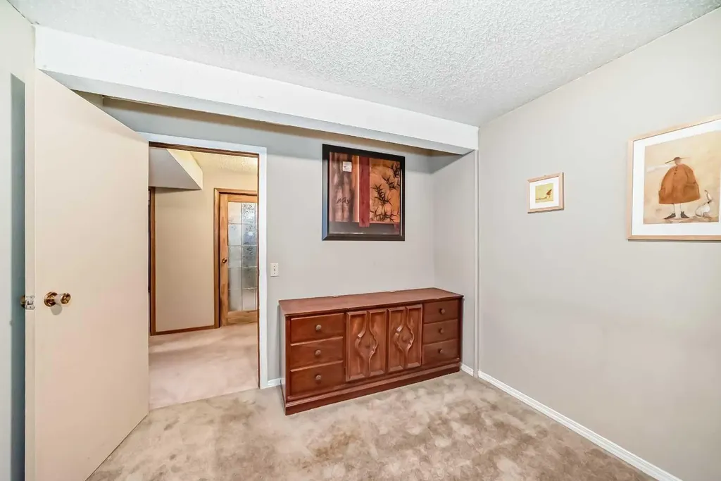 308 Cannington Place SW Calgary AB T2W 1Z9