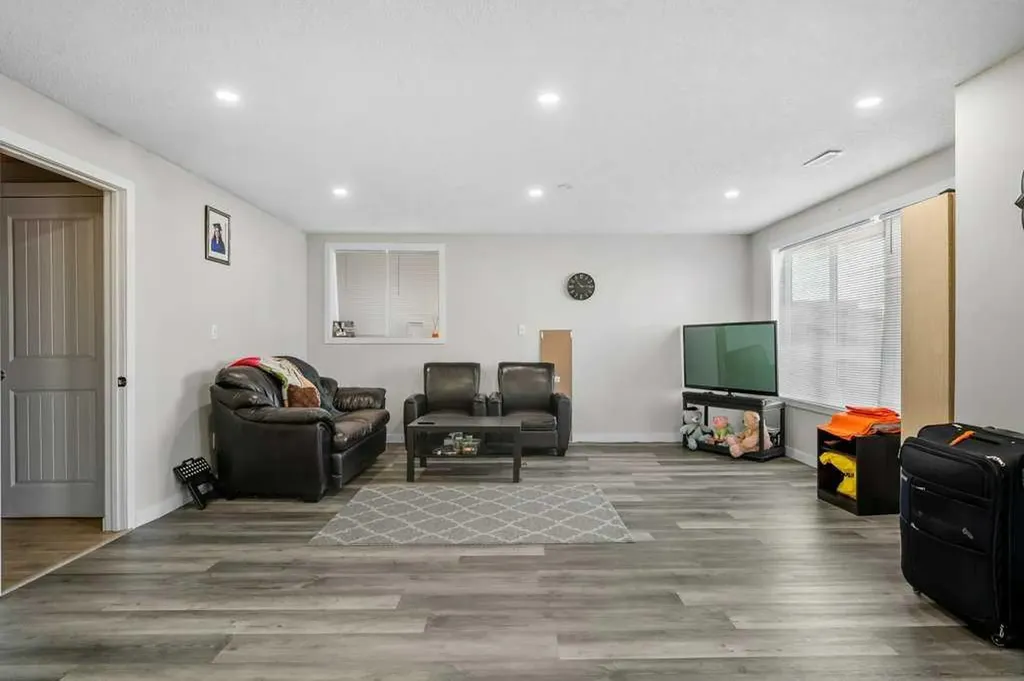 94 Copperpond Street SE Calgary AB T2Z 1J2