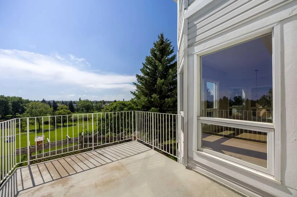21 Douglas Woods Manor SE Calgary AB T2Z 2E7