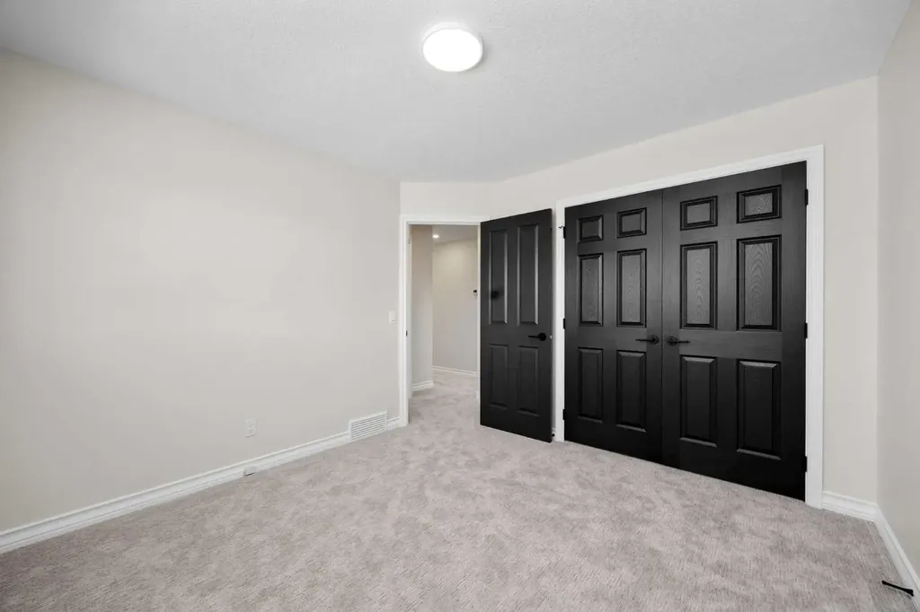 21 Douglas Woods Manor SE Calgary AB T2Z 2E7