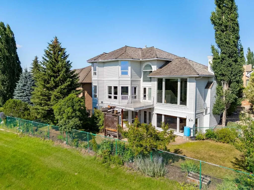 21 Douglas Woods Manor SE Calgary AB T2Z 2E7