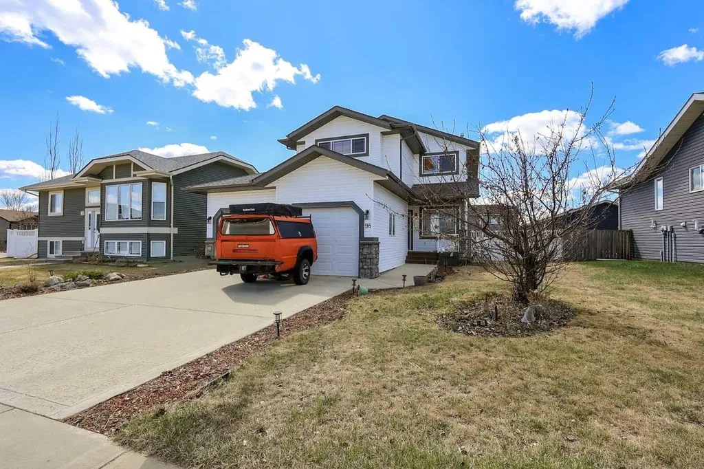 98 Pine Crescent Blackfalds AB T4M 0E2