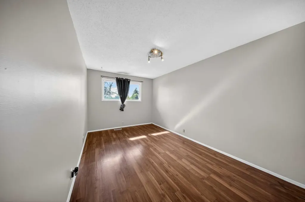 520 43 Street SE Calgary AB T2A 3E1