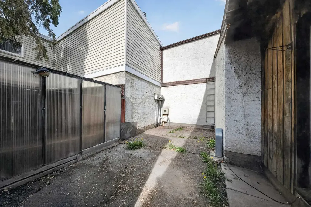 520 43 Street SE Calgary AB T2A 3E1