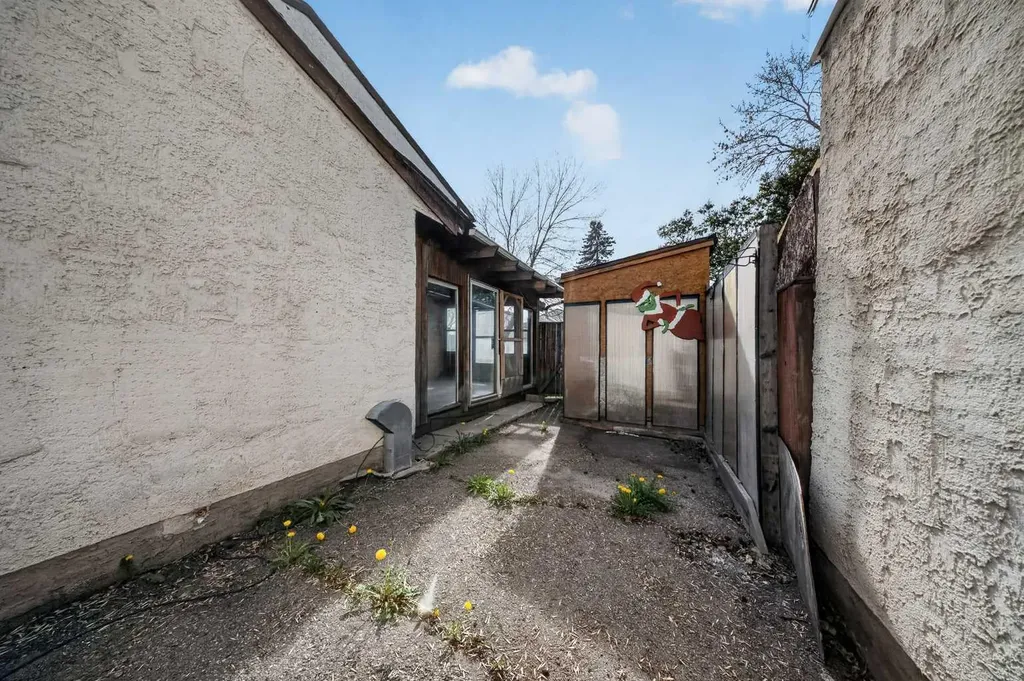 520 43 Street SE Calgary AB T2A 3E1