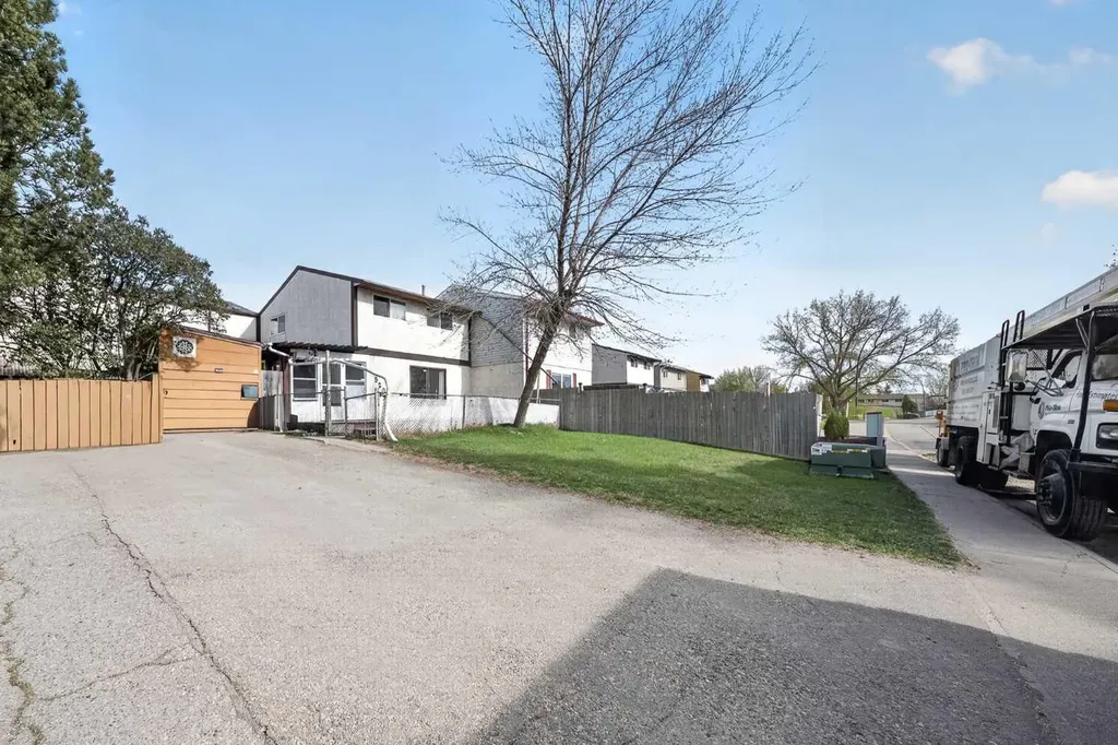 520 43 Street SE Calgary AB T2A 3E1
