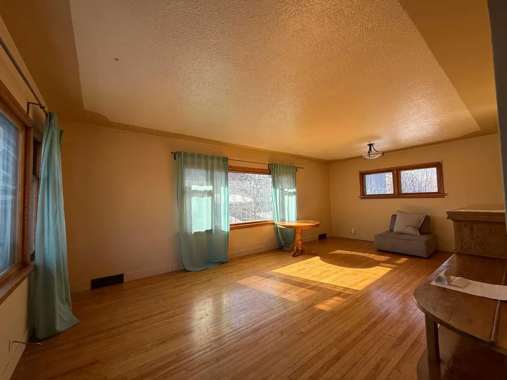 1607 25 Avenue SW Calgary AB T2T 0Z9
