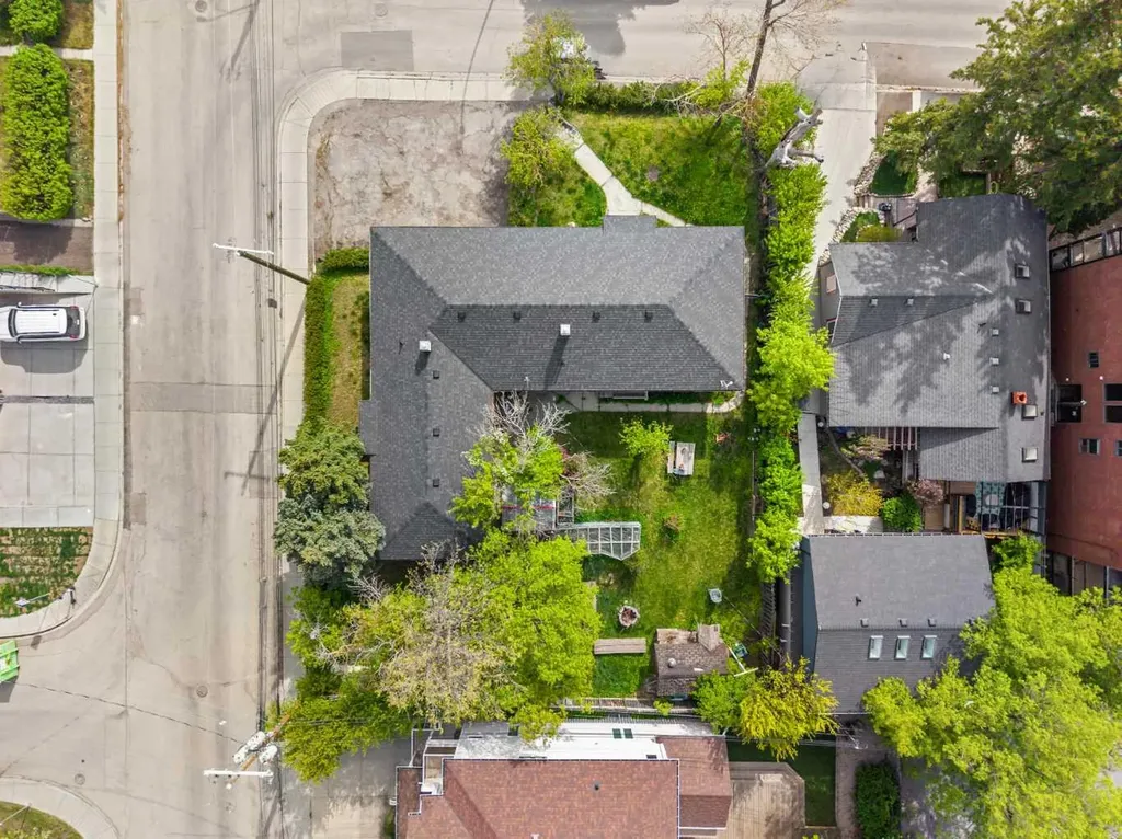 1607 25 Avenue SW Calgary AB T2T 0Z9
