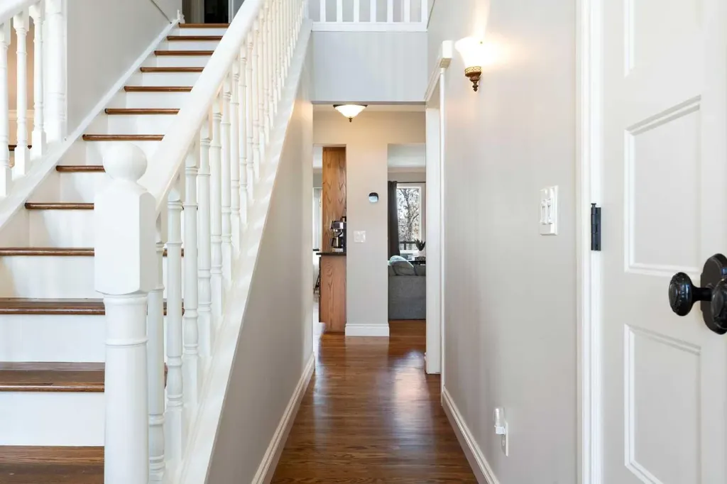 476 Silvergrove Gardens NW Calgary AB T3B4S8