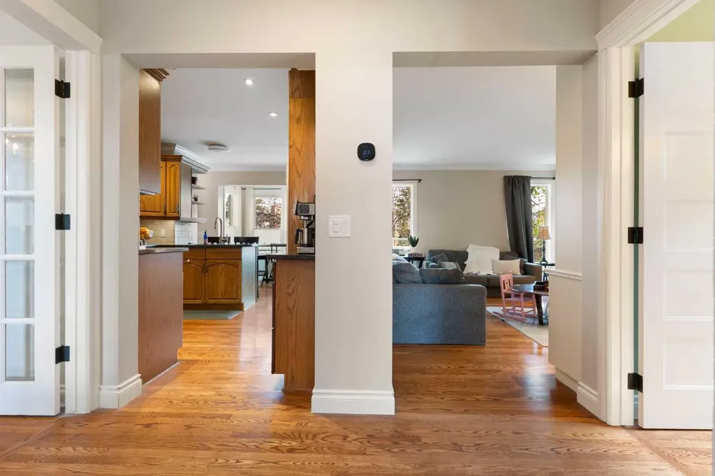 476 Silvergrove Gardens NW Calgary AB T3B4S8