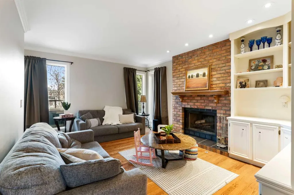 476 Silvergrove Gardens NW Calgary AB T3B4S8