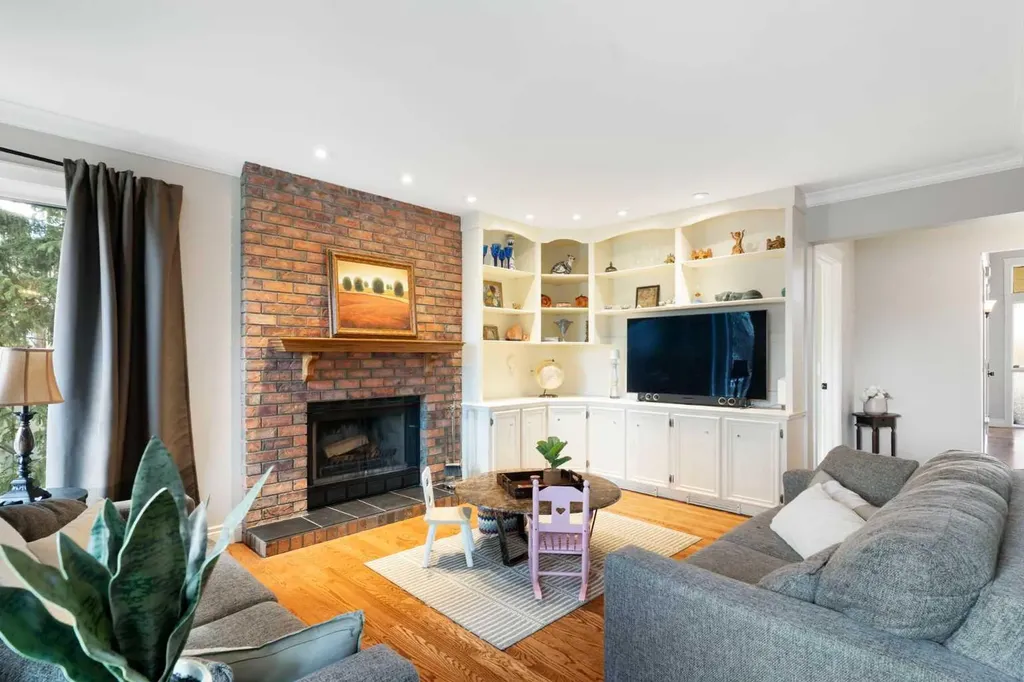 476 Silvergrove Gardens NW Calgary AB T3B4S8