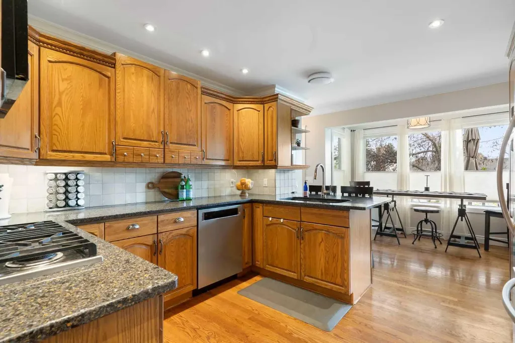 476 Silvergrove Gardens NW Calgary AB T3B4S8