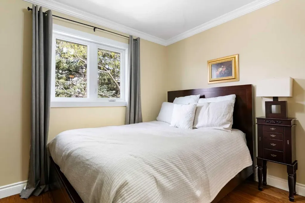 476 Silvergrove Gardens NW Calgary AB T3B4S8