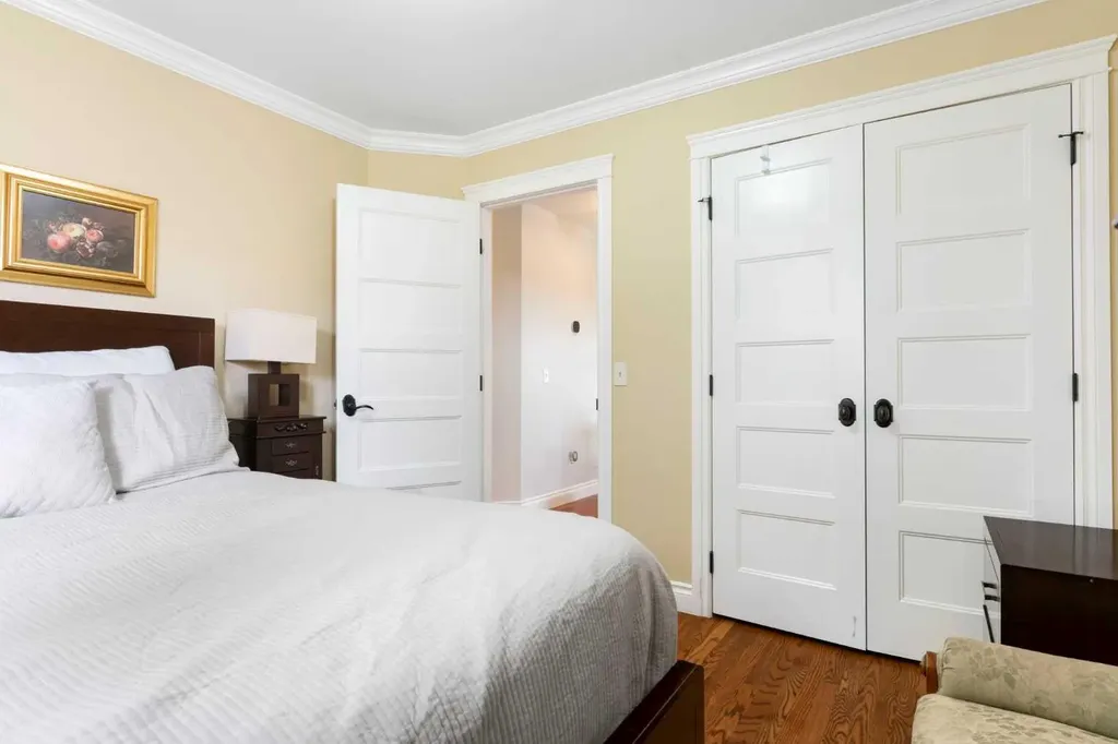 476 Silvergrove Gardens NW Calgary AB T3B4S8