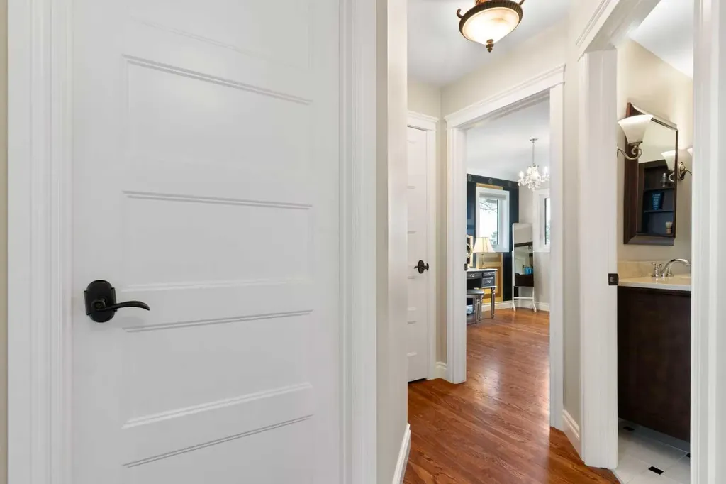476 Silvergrove Gardens NW Calgary AB T3B4S8