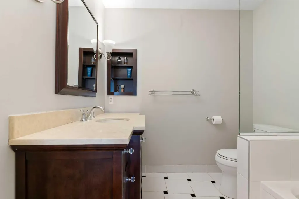 476 Silvergrove Gardens NW Calgary AB T3B4S8