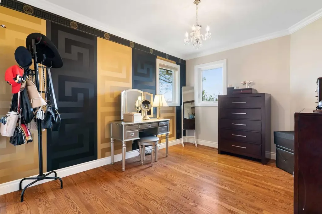 476 Silvergrove Gardens NW Calgary AB T3B4S8