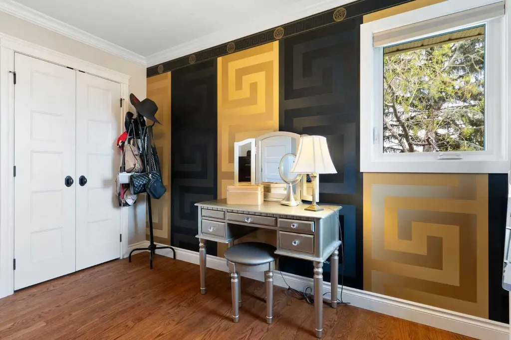 476 Silvergrove Gardens NW Calgary AB T3B4S8