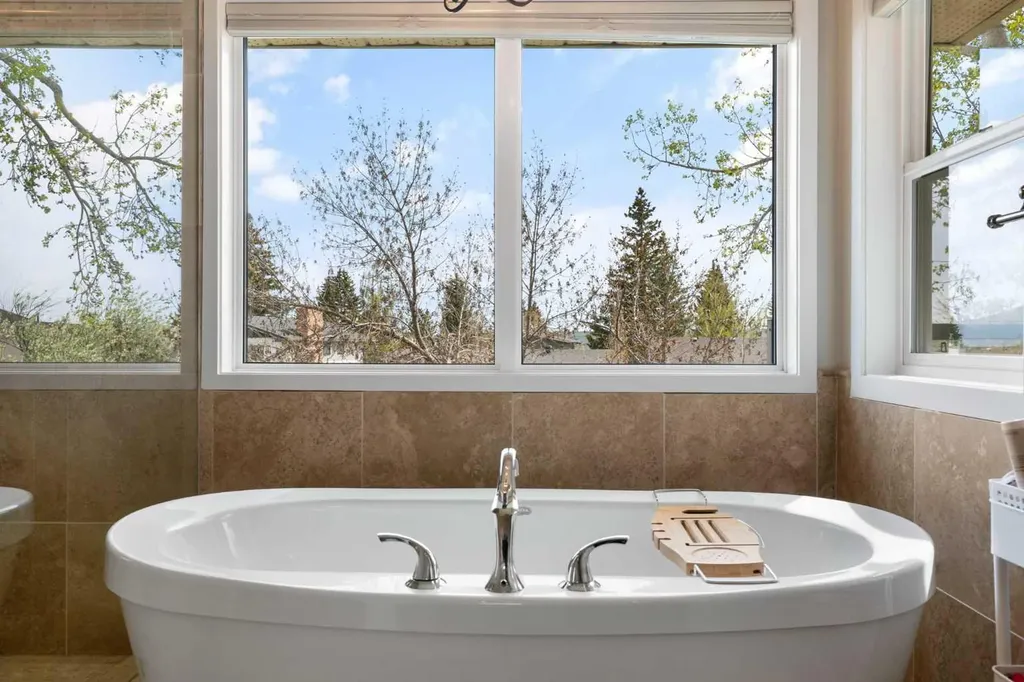 476 Silvergrove Gardens NW Calgary AB T3B4S8