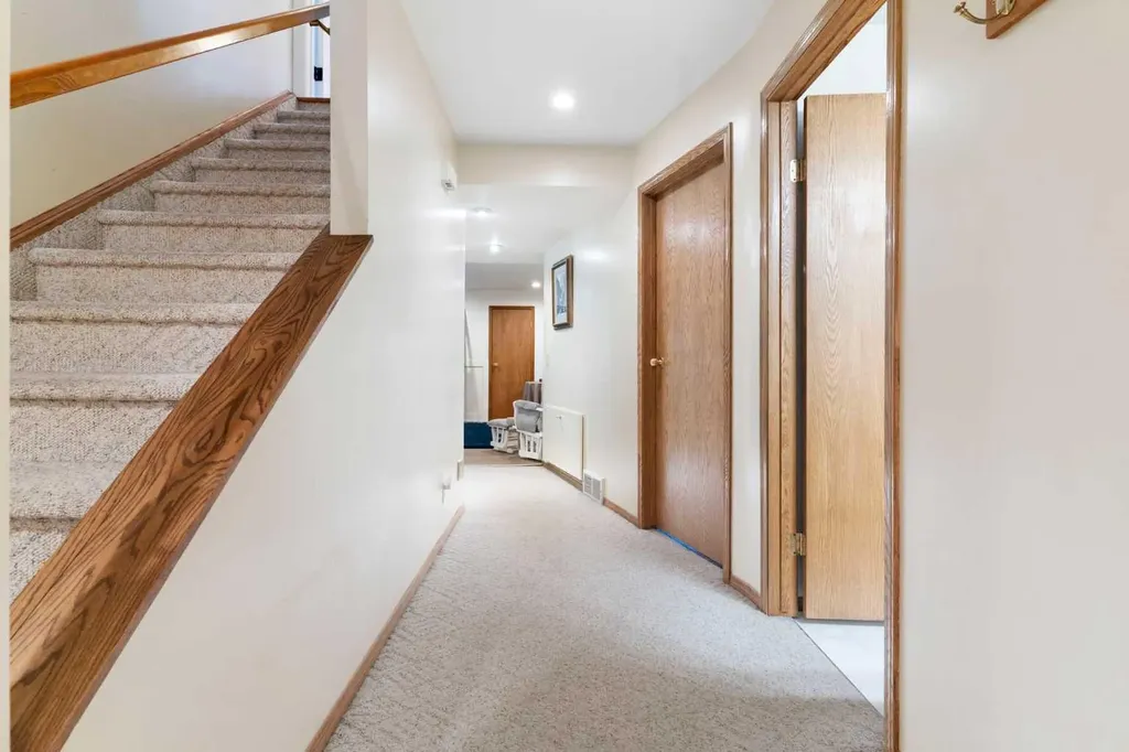 476 Silvergrove Gardens NW Calgary AB T3B4S8
