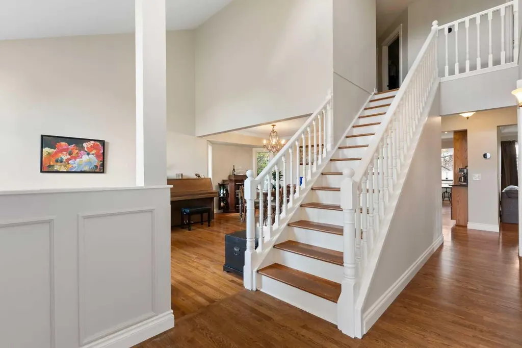 476 Silvergrove Gardens NW Calgary AB T3B4S8