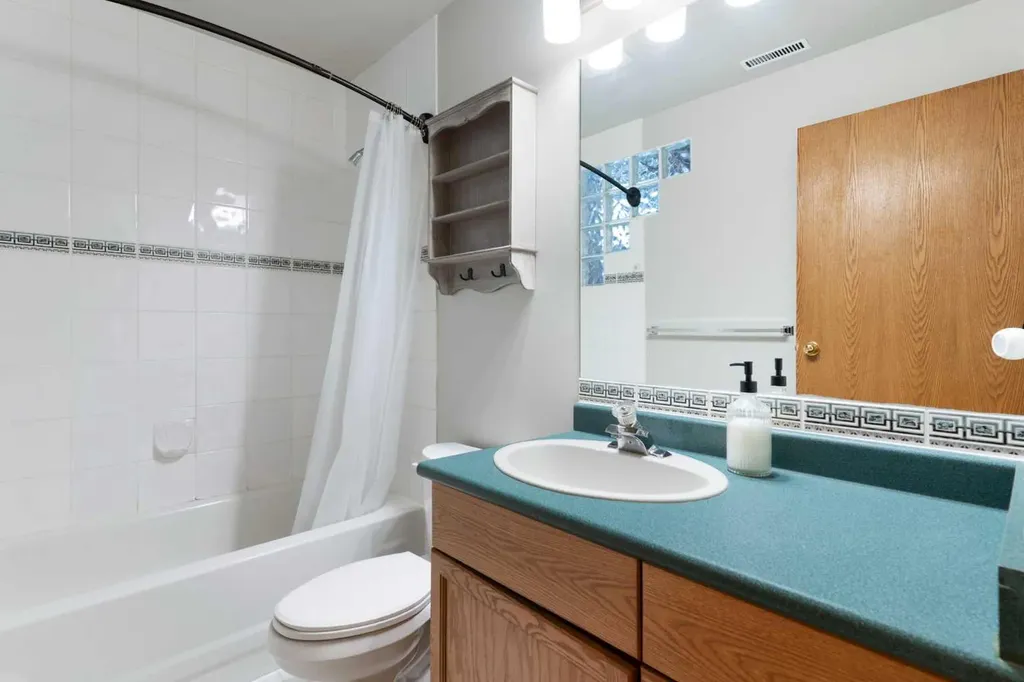 476 Silvergrove Gardens NW Calgary AB T3B4S8