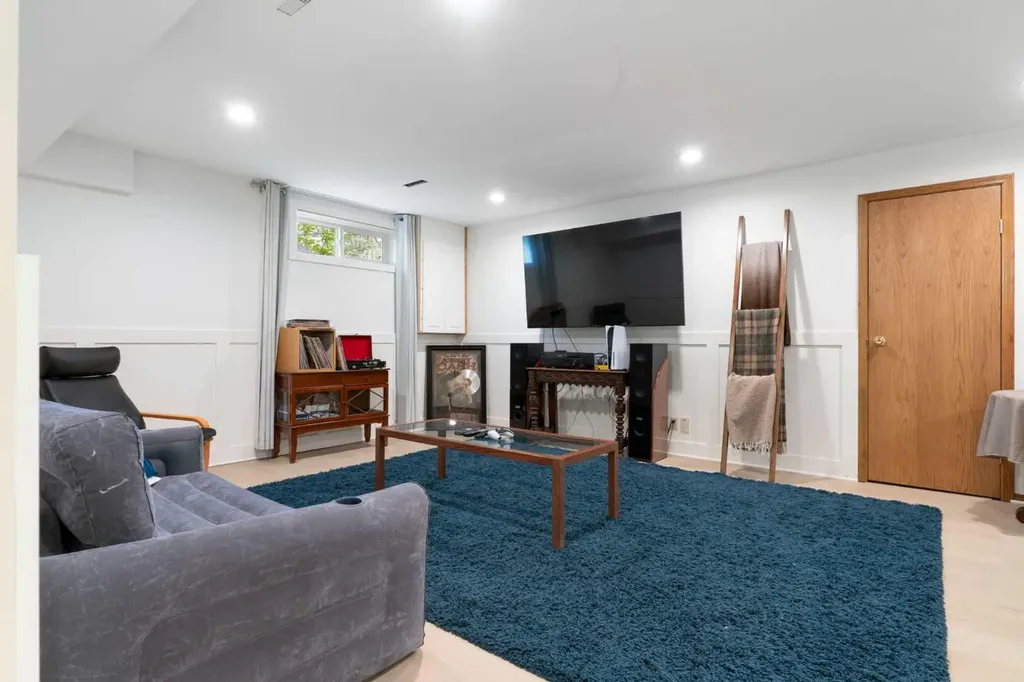 476 Silvergrove Gardens NW Calgary AB T3B4S8